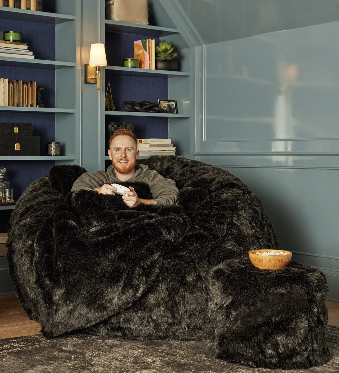‼️ @callofduty #MW3 release = giveaway time ⏰ We’re giving away an Obsidian Phur MovieSac for peak gaming comfort🚨 Repost this and follow <a href="/Lovesac/">Lovesac</a> on X for a chance to win!