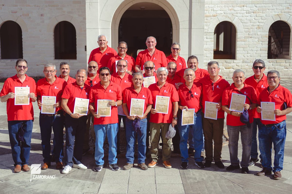 Hoy tuve el enorme placer de entregar un merecido reconocimiento a egresados de la Clase 1981, en su XVII Aniversario de Graduación de la Escuela Agrícola Panamericana @EAPZamorano 

Las personas egresadas de #Zamorano son nuestra mejor carta de presentación 

#OrgulloZamorano
