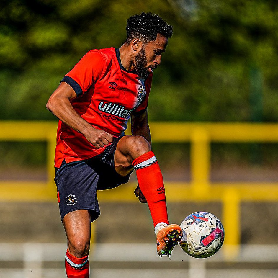eurofootcom's tweet photo. 🏴󠁧󠁢󠁥󠁮󠁧󠁿🐓 Luton forward Andros Townsend: "Every night for dinner, I eat chicken feet. Steamed chicken feet." 

"The collagen in the chicken feet, there's cartilage, there's so much goodness."

"They even put it into performance pills and shots now. I order chicken feet in massive batches." 

"You can boil them, I steam them. 20 minutes and it's lovely. It's like a chicken wing." (FozCast)