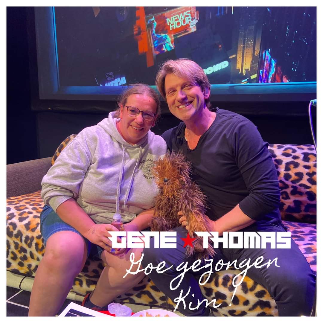 Kimpy001's tweet photo. Daar zaten we dan ... (ik ben diegene met ne kop zo rood als een 🍅) #genethomas https://t.co/bg9xIp2p1u