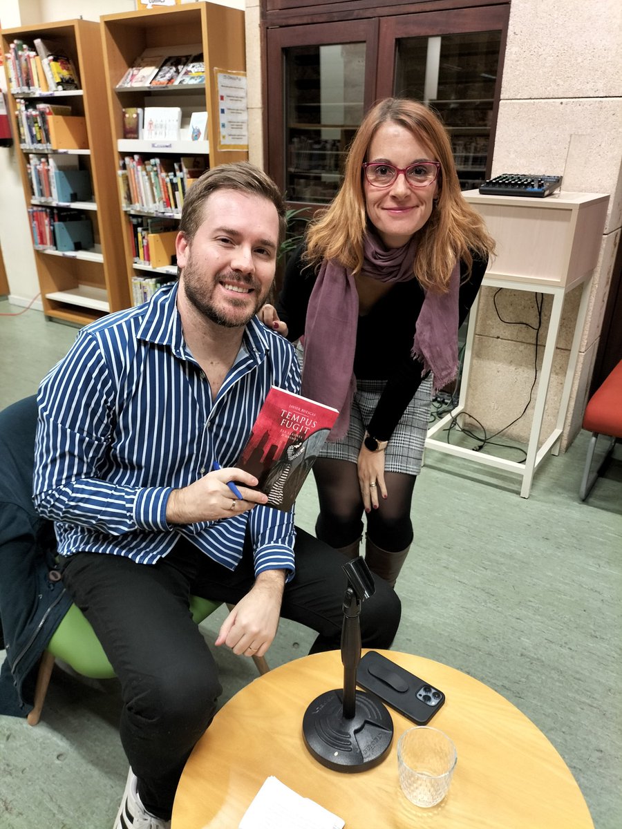 Tarde fantástica en <a href="/BiblioCanSales/">Biblioteca pública de Palma Can Sales</a> con <a href="/javier_ruescas/">Javier Ruescas 🏳️‍🌈</a>. Tan majo e interesante como siempre 🤩