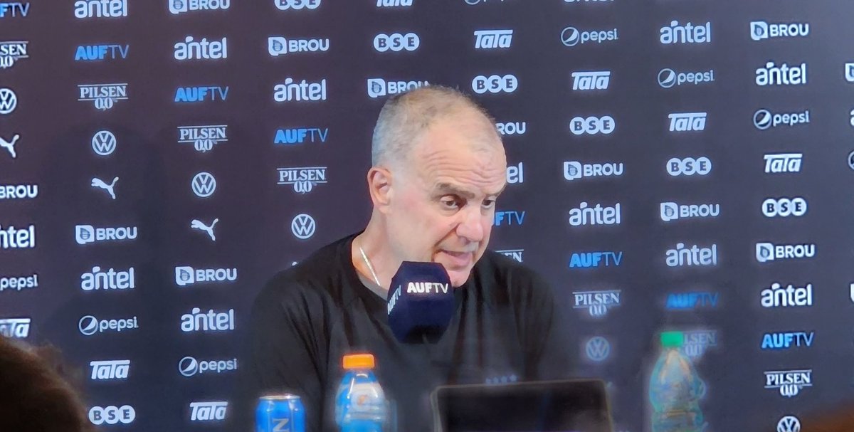 RodrigoRomano76's tweet image. MARCELO BIELSA EN CONFERENCIA 👇

&quot;La convocatoria de un jugador no se hace para satisfacer ni al público ni a los medios de prensa. Si convoco a Luis Suárez es porque considero que puede ser útil y que potencialmente puedo darle minutos. Vale para cualquier jugador y para Luis…