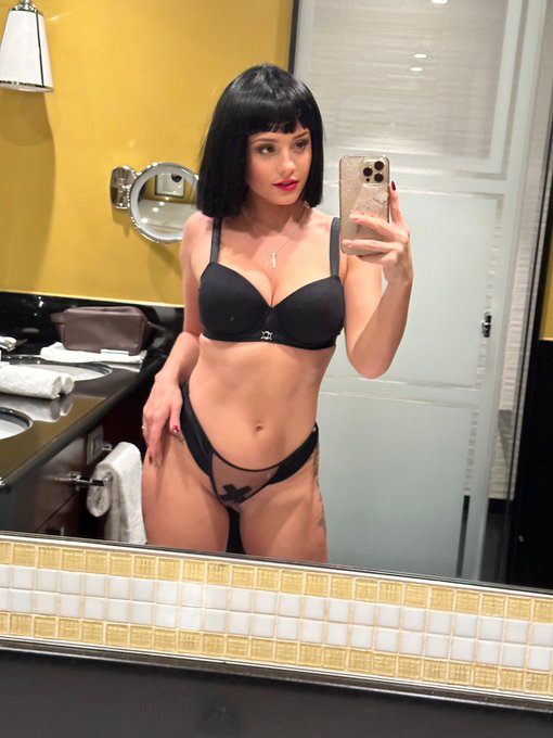 I love to play dress up 😈 I had so much fun this night 🔥  #crazyhorse #paris https://t.co/xKv2F5nFXC<a href="/tag/paris"class="tags"><span>#paris</span></a><a href="/tag/crazyhorse"class="tags"><span>#crazyhorse</span></a>