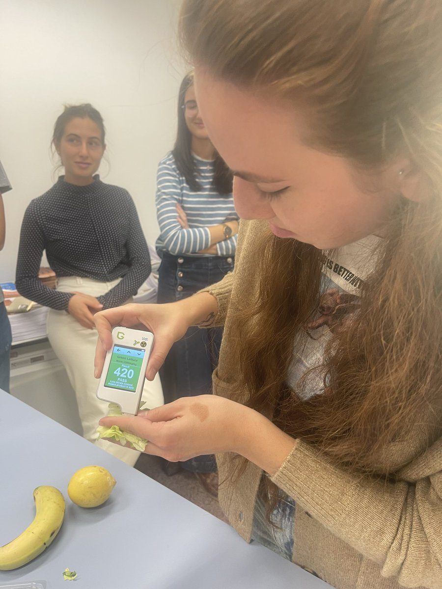 jaortegagarcia's tweet photo. Comienza Lab @umuestudios #Innovación con alumnos de medicina @demedi_um
👇
Contaminación y Salud Infantil: #NoEsInvisible
Han trabajado con sensores de contaminación (nitratos en alimentos, PM10, NOx, CO2…en aire) y aprendiendo a partir de preguntas clínicas. https://t.co/XT7HnPrqH5