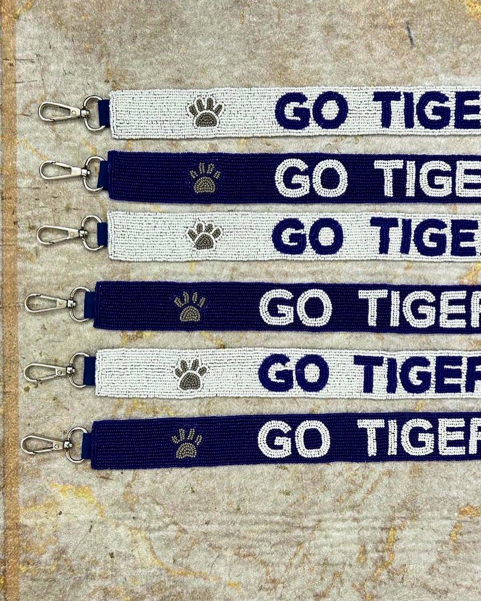 📣 Calling all Tiger fans! The exclusive, handmade "Go Tigers Beaded Bag Strap" is here. Available in both white and tiger blue backgrounds. Get yours today!!
.
bluffcitytee.com/product-page/e…
.
#MemphisTN #GoTigers #GTG #MemphisPride #SupportLocal #handmade #bagstrap #gameday