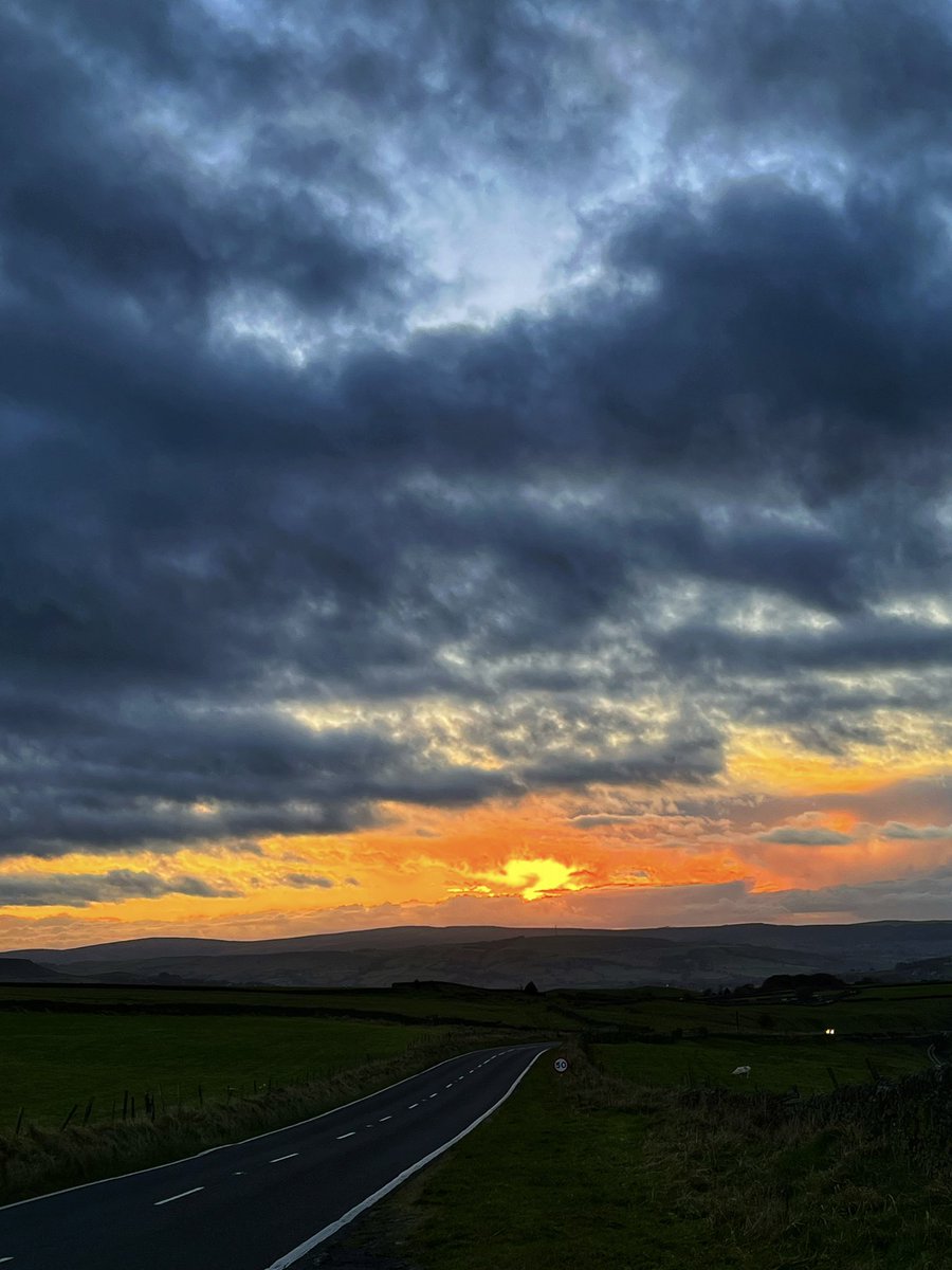 matt_cork's tweet photo. End of another day you’ll never get to see again… 🌅
Hope it was a good one… 🙏
#endofanotherday #sunset #friday #theopenroad #peakdistrict https://t.co/20H00tQRCr