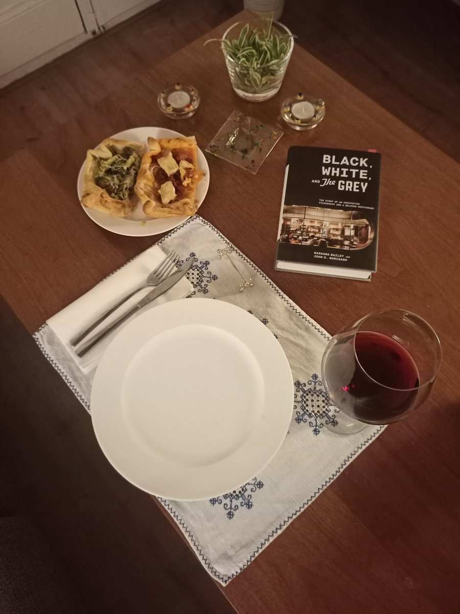 cristinamora66's tweet image. 1. He gaudit molt d&apos;aquesta lectura. Vaig descobrir @mashamabailey i @thegreysavannah gràcies a #thechefstable a @netflixes i després vaig veure que ella i #johnomorisano  co-fundador del restaurant havien escrit aquest llibre.