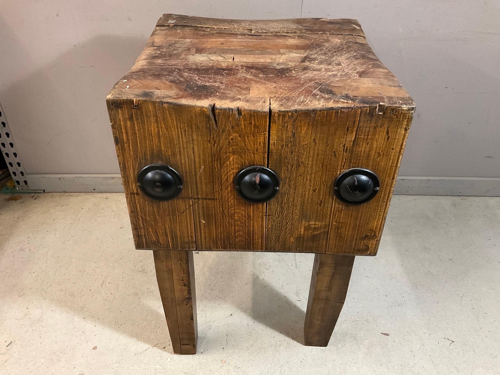 briggsauction's tweet image. Lot 892 in our current Discovery Auction features this butcher block table. Head over to BriggsAuction.com or our app now to bid! #finditatbriggs #butcherblock #auctionfinds