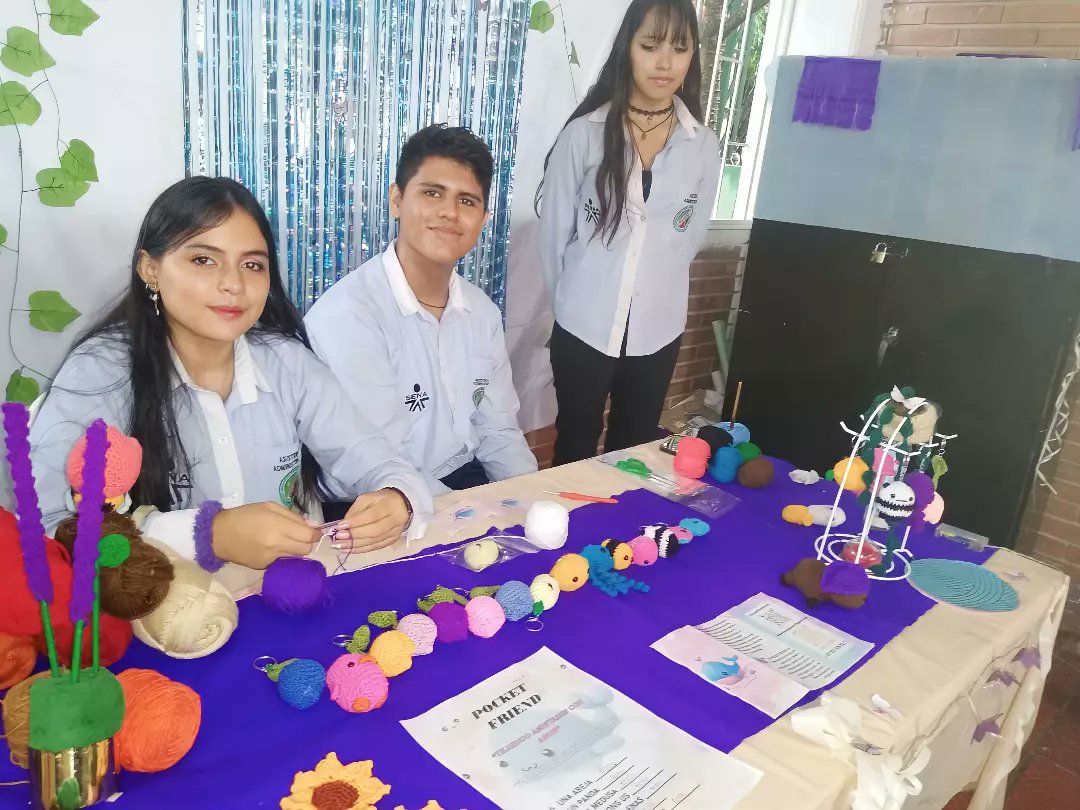 villavoeduca's tweet photo. 👉🏼 El emprendimiento estudiantil se exhibió hoy con lujo de detalle en la XVIII Feria Empresarial del Colegio Arnulfo Briceño Contreras, Sede San Antonio, con muestras folclóricas, gastronómicas, emprendimientos, negocios y comercio. ✔️

#ElCambioEsImparable https://t.co/GaPYYic5bm
