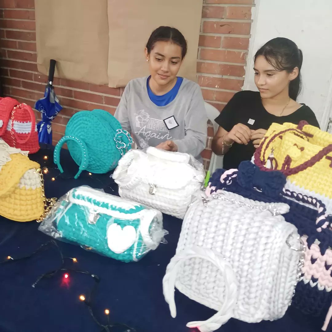 villavoeduca's tweet photo. 👉🏼 El emprendimiento estudiantil se exhibió hoy con lujo de detalle en la XVIII Feria Empresarial del Colegio Arnulfo Briceño Contreras, Sede San Antonio, con muestras folclóricas, gastronómicas, emprendimientos, negocios y comercio. ✔️

#ElCambioEsImparable https://t.co/GaPYYic5bm