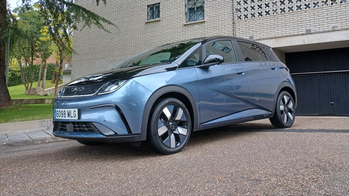 car_and_driver's tweet image. 🐬 El #BYDDolphin no puede pasar desapercibido. Atención a lo que ofrece:

🚀 200 CV
⚡ Más de 400 CV de autonomía
🫰 Precio inferior a 25.000€
🆗 Grata sensación de calidad percibida
🏃‍♂️ Entrega inmediata