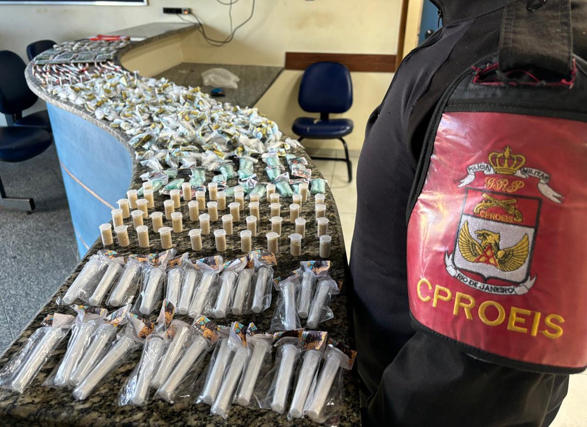 PMERJ's tweet photo. Policiais do #32BPM que atuam pelo #PROEIS em Rio das Ostras apreenderam, hoje, 347 pinos de cocaína, 9 frascos de Skank e 66 trouxinhas de maconha.
O material entorpecente apreendido foi encaminhado à 128ª DP. https://t.co/nXgwyT9baT