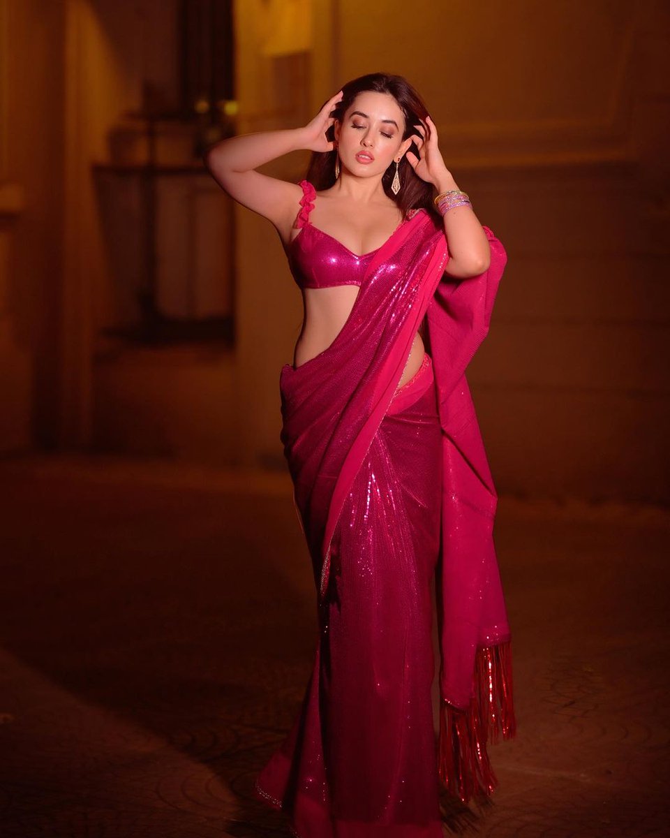 OnlyHeroines's tweet photo. #AditiBudhathoki 😘💘 https://t.co/veURuRwK1o