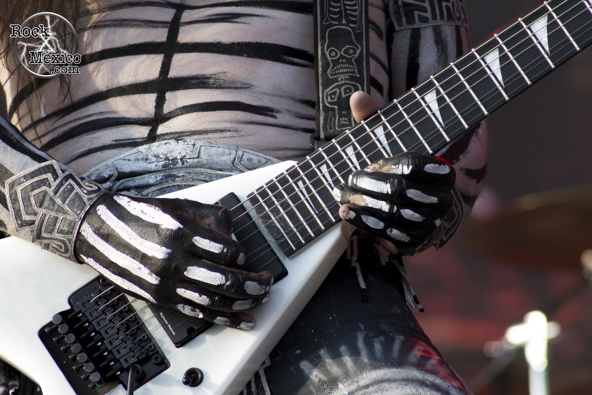 Un disparo en el ritual de la banda mexicana @cemican_mex ... 🇲🇽🔥

Aquí @tecuhtli_cemican con su @officialjacksonguitars 

Foto #RockxMéxico 📷
<a href="/JacksonGuitars/">Jackson Guitars</a> <a href="/CEMICANband/">Cemican</a>