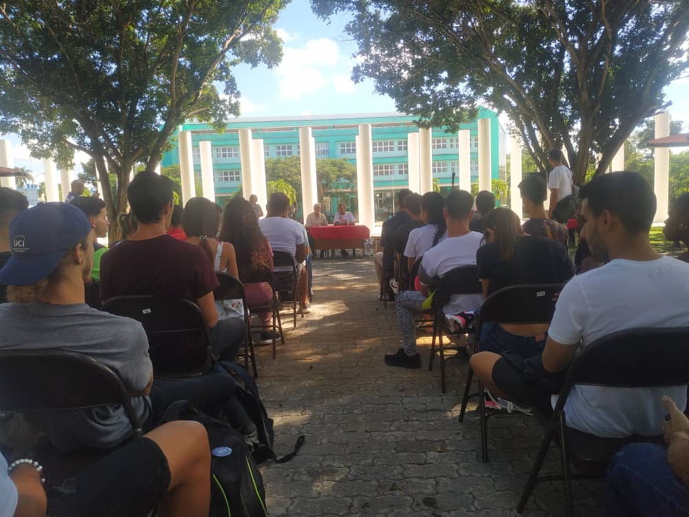 FeuCuba's tweet photo. 👩🏻‍💻📚 A la Universidad de Ciencias Informáticas llegó el escritor Virgilio López Lemus como parte de las actividades del FULL. 

😁 Se intercambió sobre el libro Prosas cubanas por Alicia Alonso, además de la expo-venta de libros.  

#16FULL
#SomosFEU
#AquiEstoyYo https://t.co/ufg6rDOsSn