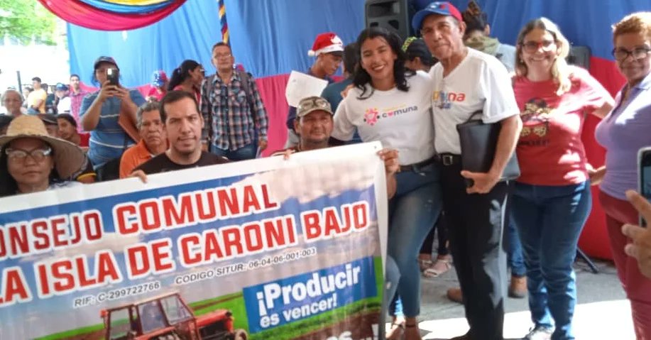 EFPPB's tweet photo. La @efppbarinas presente en el Acto de Adhesión de los Consejos Comunales y Comunas ante el CNE, en apoyo al Referendum Consultivo en Defensa del Esequibo. 🇻🇪

#comunaonada🇻🇪 
#ElEsequiboEsNuestro

@jaarreaza
@escuelafpp
@oficinaestadal
@ComunasVE_ https://t.co/6spo8qc1bx