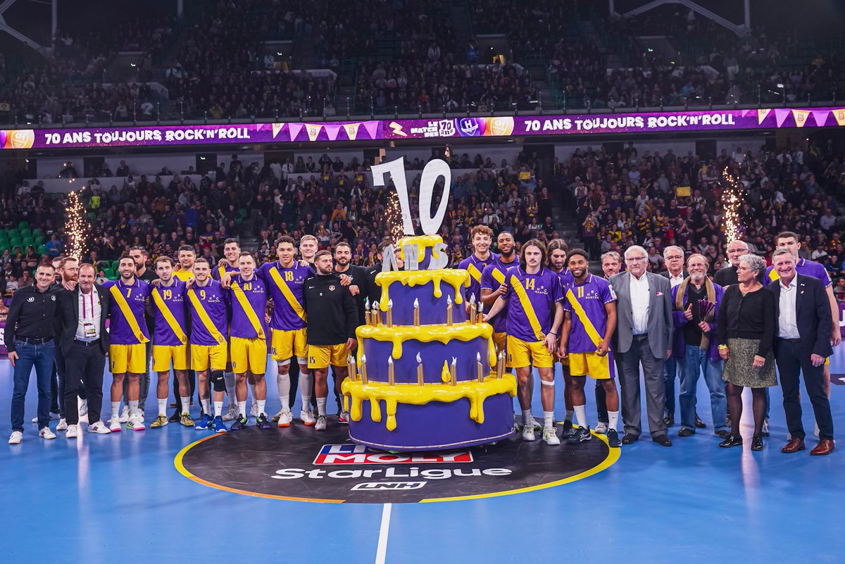 🎂 Présidents, staff et joueurs réunis auprès du #PeupleViolet pour souffler les bougies.

𝐄𝐧𝐬𝐞𝐦𝐛𝐥𝐞, 𝐜𝐨𝐧𝐭𝐢𝐧𝐮𝐨𝐧𝐬 𝐝'𝐞́𝐜𝐫𝐢𝐫𝐞 𝐥'𝐡𝐢𝐬𝐭𝐨𝐢𝐫𝐞 𝐝𝐞 𝐜𝐞 𝐜𝐥𝐮𝐛 𝐩𝐚𝐬 𝐜𝐨𝐦𝐦𝐞 𝐥𝐞𝐬 𝐚𝐮𝐭𝐫𝐞𝐬... 🟣🟡

#70ansHBCNantes