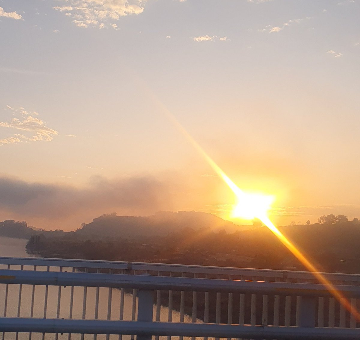 logcorps's tweet image. Here and now

어제가 있기에 오늘이 있고,
오늘이 있으므로 내일을 소망할 수있으나,
가장 중요한 것은
&quot;지금 여기에&quot;가 가장 중요하고 귀중하다.