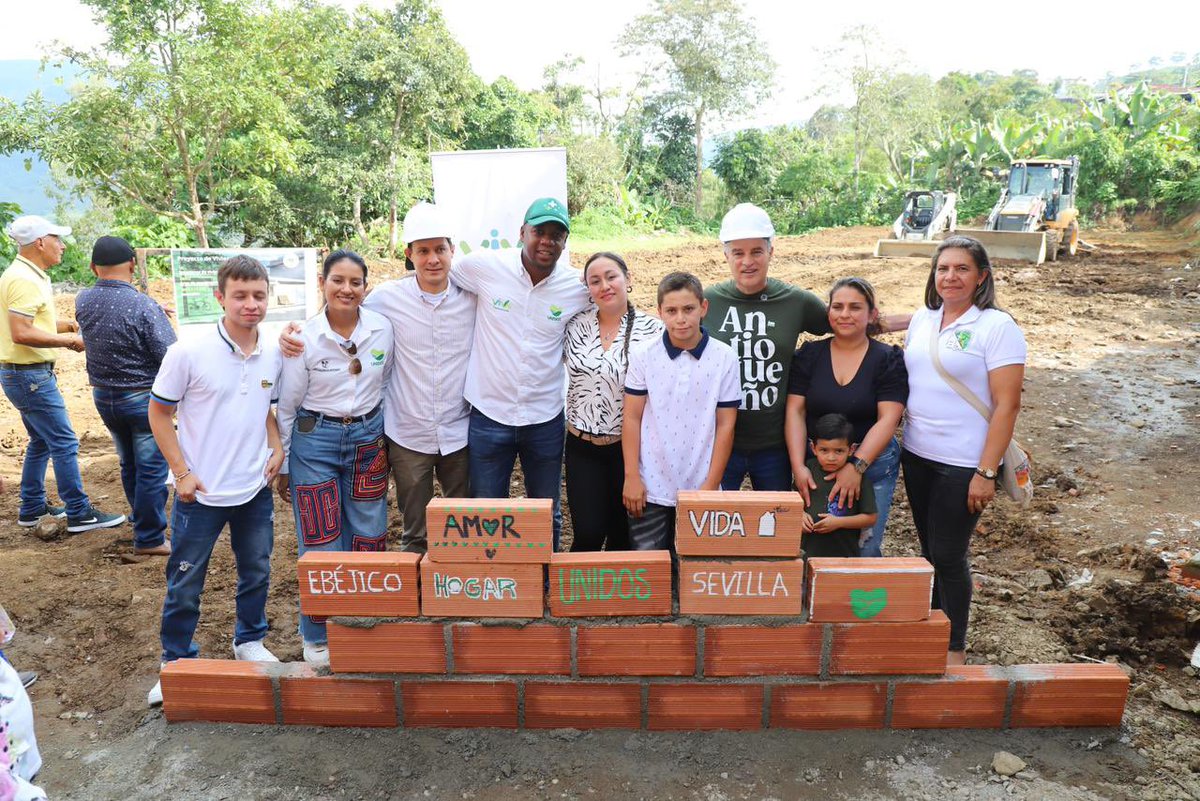GobAntioquia's tweet photo. En📍#Ebéjico, estamos inmersos en #LaAlegríaDeServir 💚 para materializar sueños. Construimos #HogaresParaLaVida 🏠🔑, trazamos caminos de desarrollo en infraestructuras viales, deportivas y educativas, iluminando el camino hacia un futuro brillante con #AntioquiaLED💡. https://t.co/3UijeaKSXv