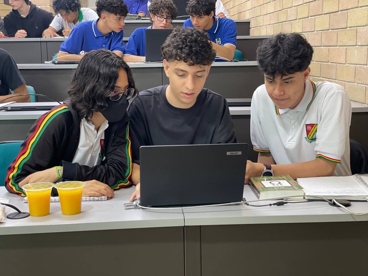 EducacionMed's tweet photo. 🚀 En Medellín vivimos la emoción de la #MaratónDeProgramación. 108 jóvenes de instituciones educativas oficiales participaron en esta competencia de talento y creatividad en el mundo de la tecnología. 🖥️💡 https://t.co/7JznKfb93W