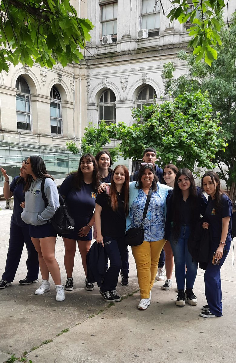 Los alumnos de 6to Ciencias Biológicas asistieron a la feria de ciencias #MedicinaInvestiga organizado por las unidades académicas de @fmed_divulga en @fmedoficial de @Udelaruy