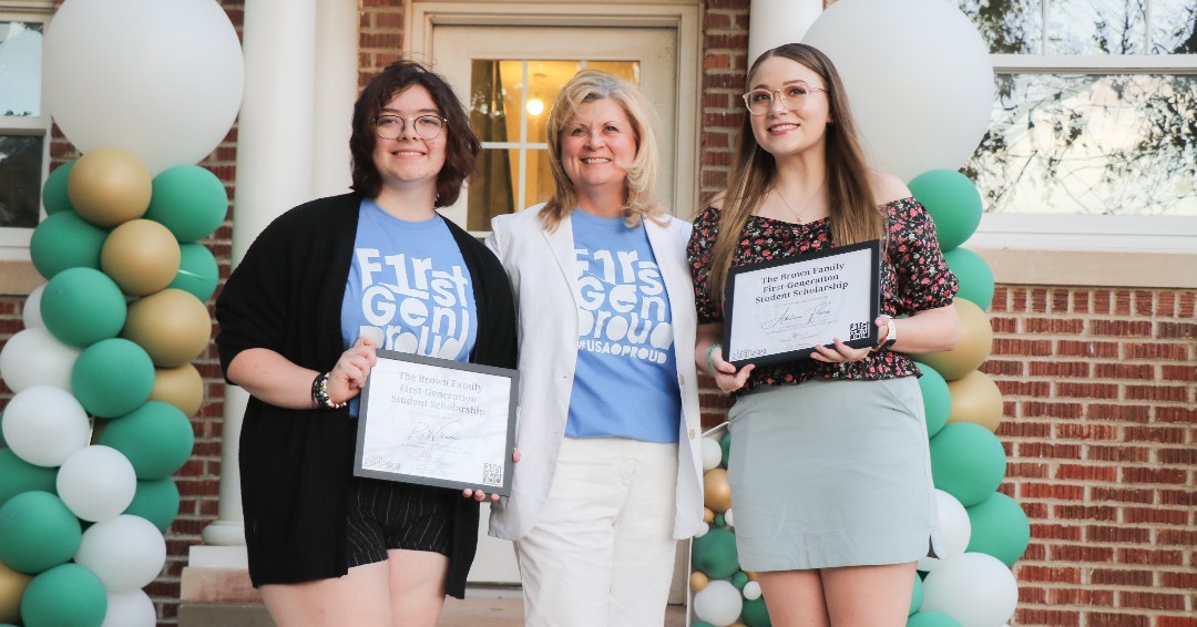 usaodrovers's tweet image. Wednesday evening, President Hale hosted our first-generation students, staff and faculty for some pizza and togetherness on the President's Patio. She also awarded two first-gen scholarships thanks to the generosity from the Brown family! #FirstGenProud #BetterTogether