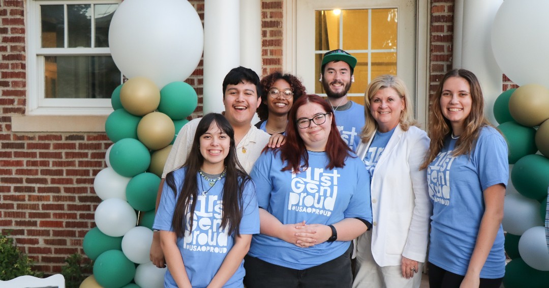 usaodrovers's tweet image. Wednesday evening, President Hale hosted our first-generation students, staff and faculty for some pizza and togetherness on the President's Patio. She also awarded two first-gen scholarships thanks to the generosity from the Brown family! #FirstGenProud #BetterTogether