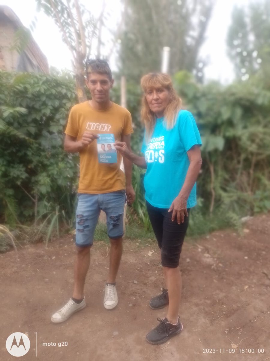 HRubenCuello's tweet photo. Hoy en #Mendoza recorrimos #ElCentral, charlamos con cada vecino y vecina y les contamos las propuestas de @SergioMassa para que comencemos a construir la Argentina que soñamos, con trabajo, salud, educación y producción

#MassaPresidente https://t.co/M1Hlzn5IZK