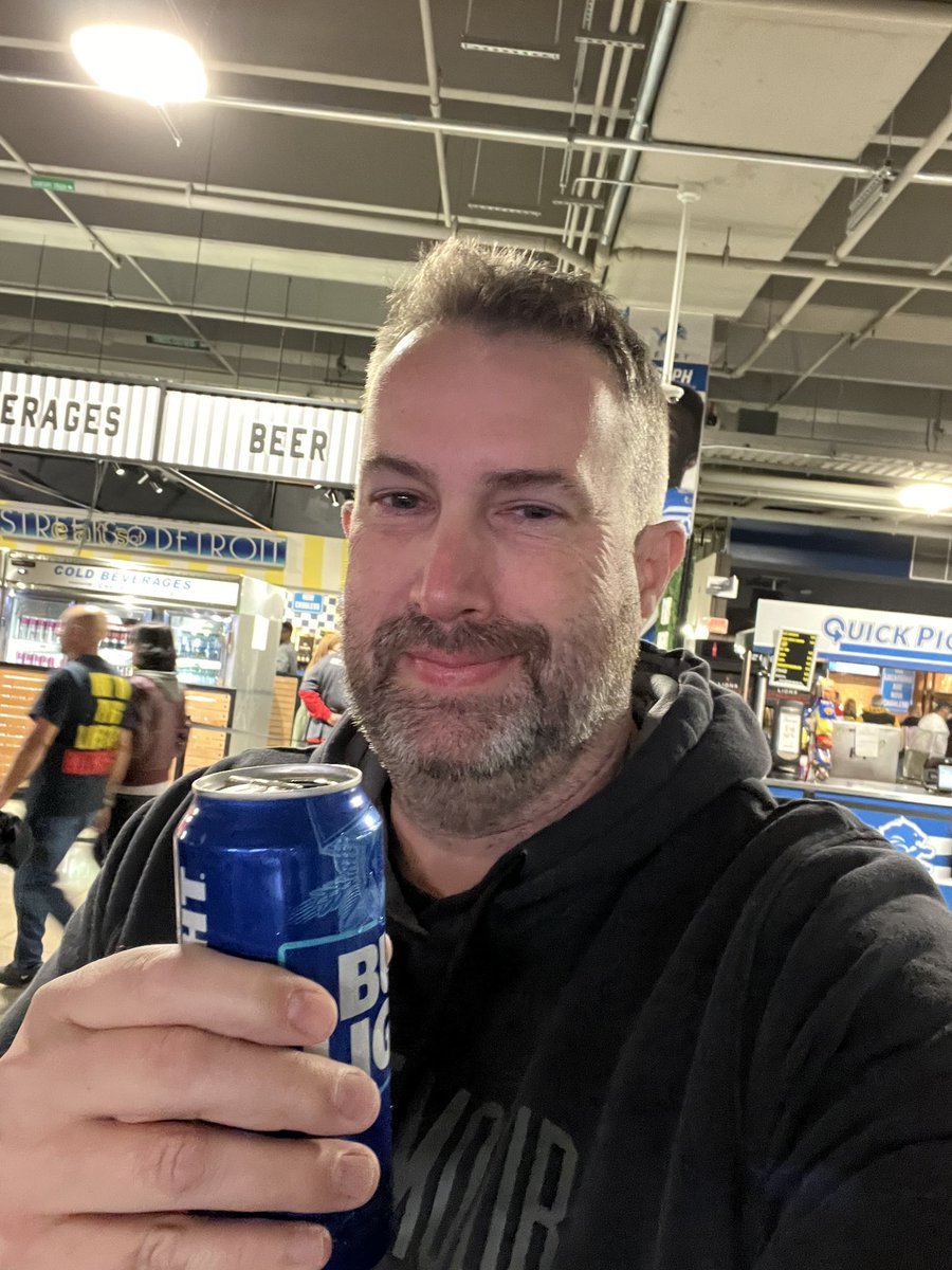 AndyGoBlue23's tweet photo. Pregame before the show #MetallicaConcert #FordField https://t.co/Qtj1Jsefpf