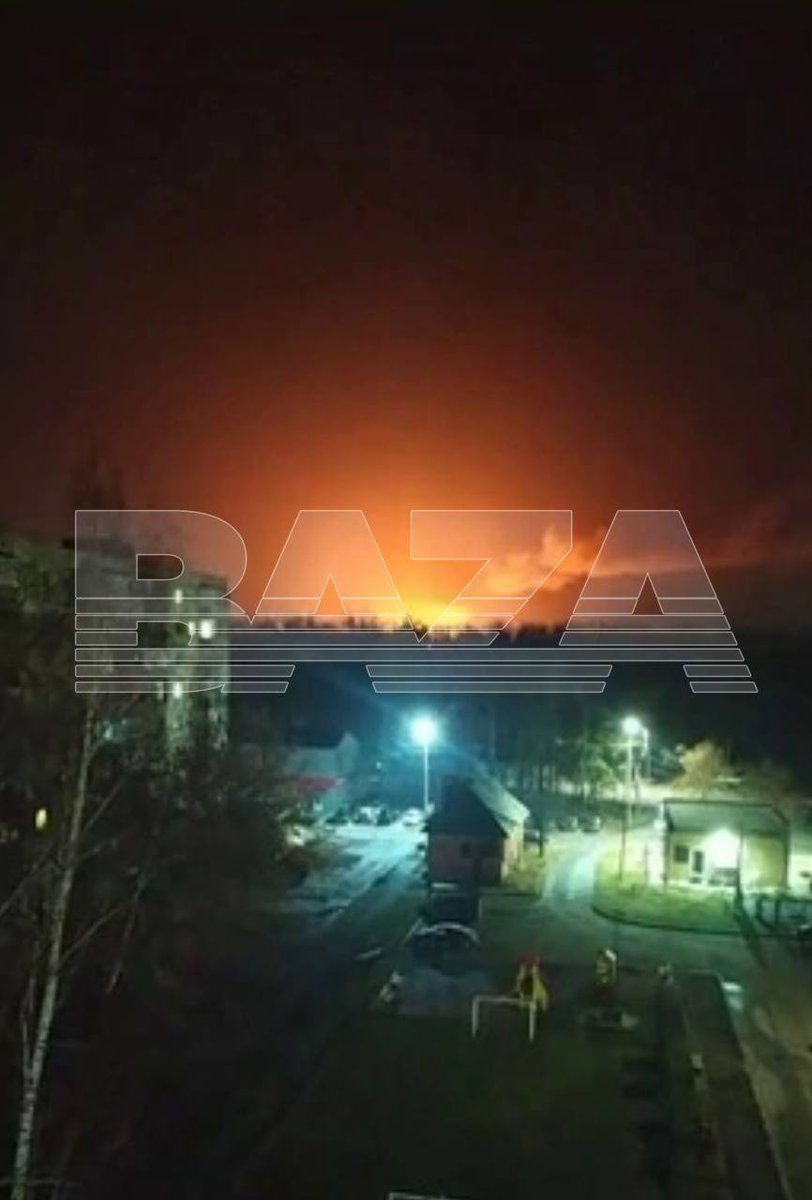 LXSummer1's tweet photo. #RussiaOnFire
Tambov, Russia ❗
Boom 💥 Bavovna 🔥🔥🔥💨🤌
According to russian media 'BAZA' - Tonight a fire occurred at the gunpowder factory in the Tambov region. Eyewitnesses reported the sound of explosions 💥 before the fire started. The fire at the plant started around half past eleven tonight. Rescuers were called to the scene. The fire area is around 300 square meters. Locals reported also about UAV sounds... Traditionally there were no casualties.