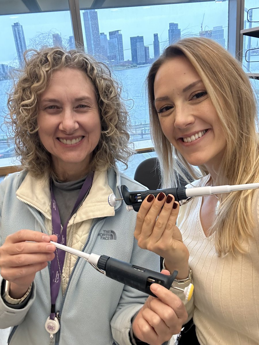 BIG DAY - First pipettes have arrived to the the lab !!! 🤩🍾 (gloves have clearly not 🫣) #NewPIjoys