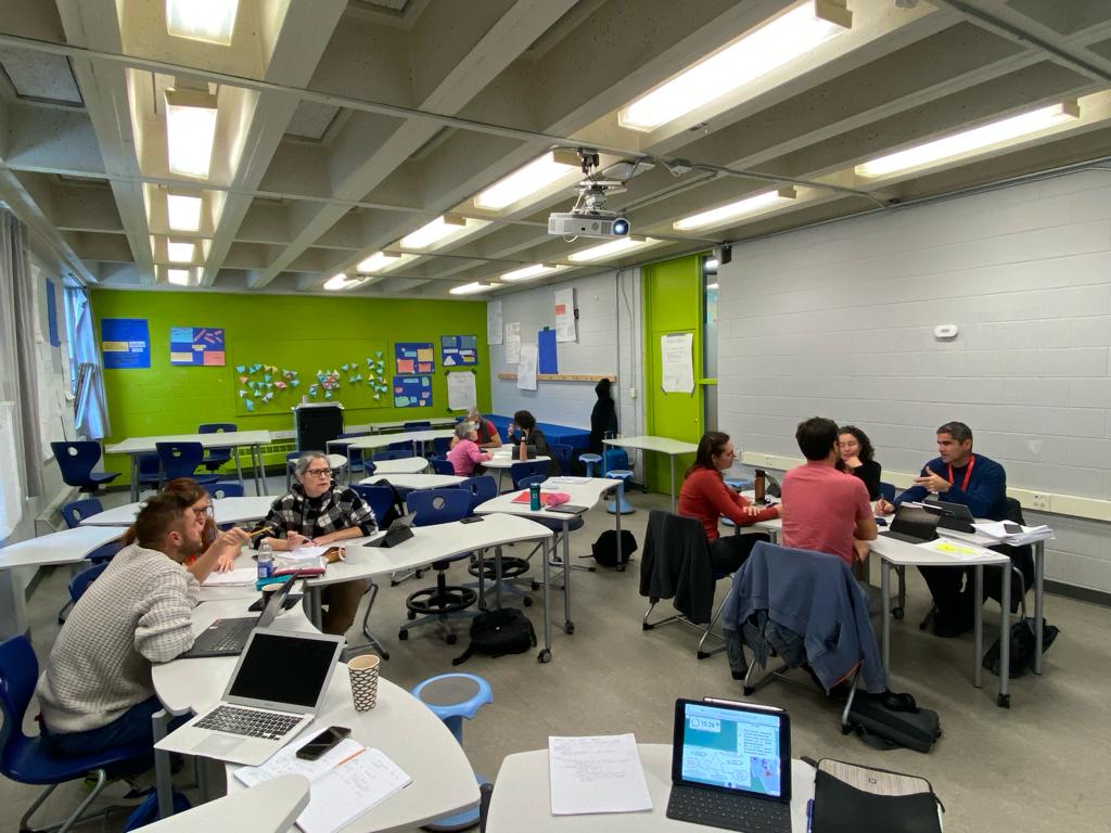 Formation en établissement [#AEFE #ZAN 🇺🇸🇨🇦 ]  
Classe flexible : adapter son enseignement et ses pratiques aux besoins des élèves 
> aménager les espaces
> proposer des pédagogies actives

Formation animée par Céline Darde et <a href="/ph_frndz/">Philippe Fernandez</a>
📆 9 et 10/11
🏫 <a href="/StanMontreal/">Stanislas Montréal</a> (Stanislas)