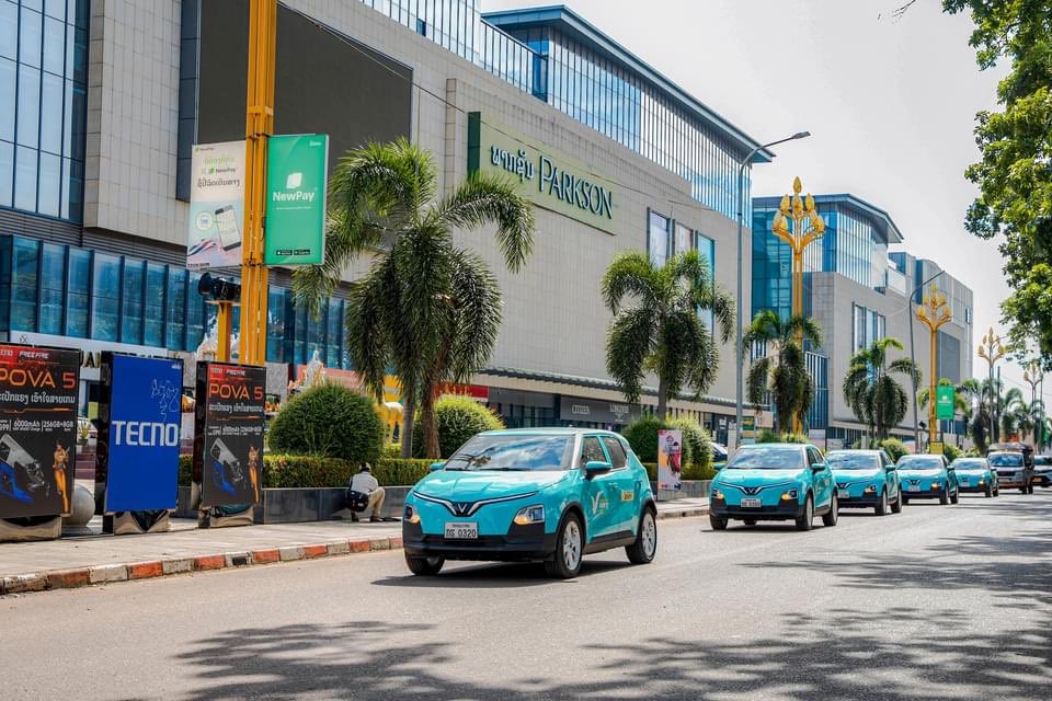 ngahpham's tweet photo. Vingroup launched an electric taxi service in Laos with initially 1,000 Vinfast EVs. https://t.co/XYiIdypofp