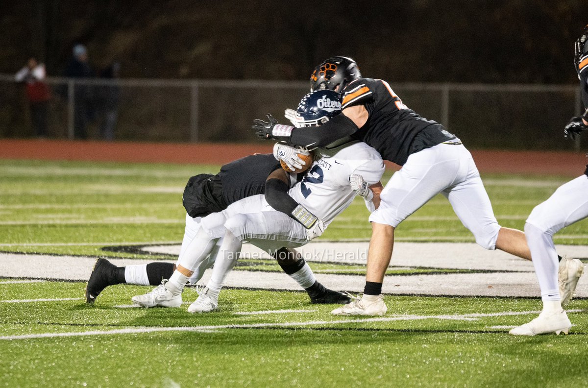 Scenes from Sharon’s 39-16 win over Oil City tonight in the D-10 3A semifinal at SRU.