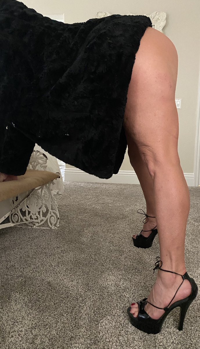 michellesizzleZ's tweet photo. Help me take it all off 
#fyp #fansly #milf #legs #highheels #sexy
Come see more of me https://t.co/RGpIu3gvQQ https://t.co/QHFZEFav3B