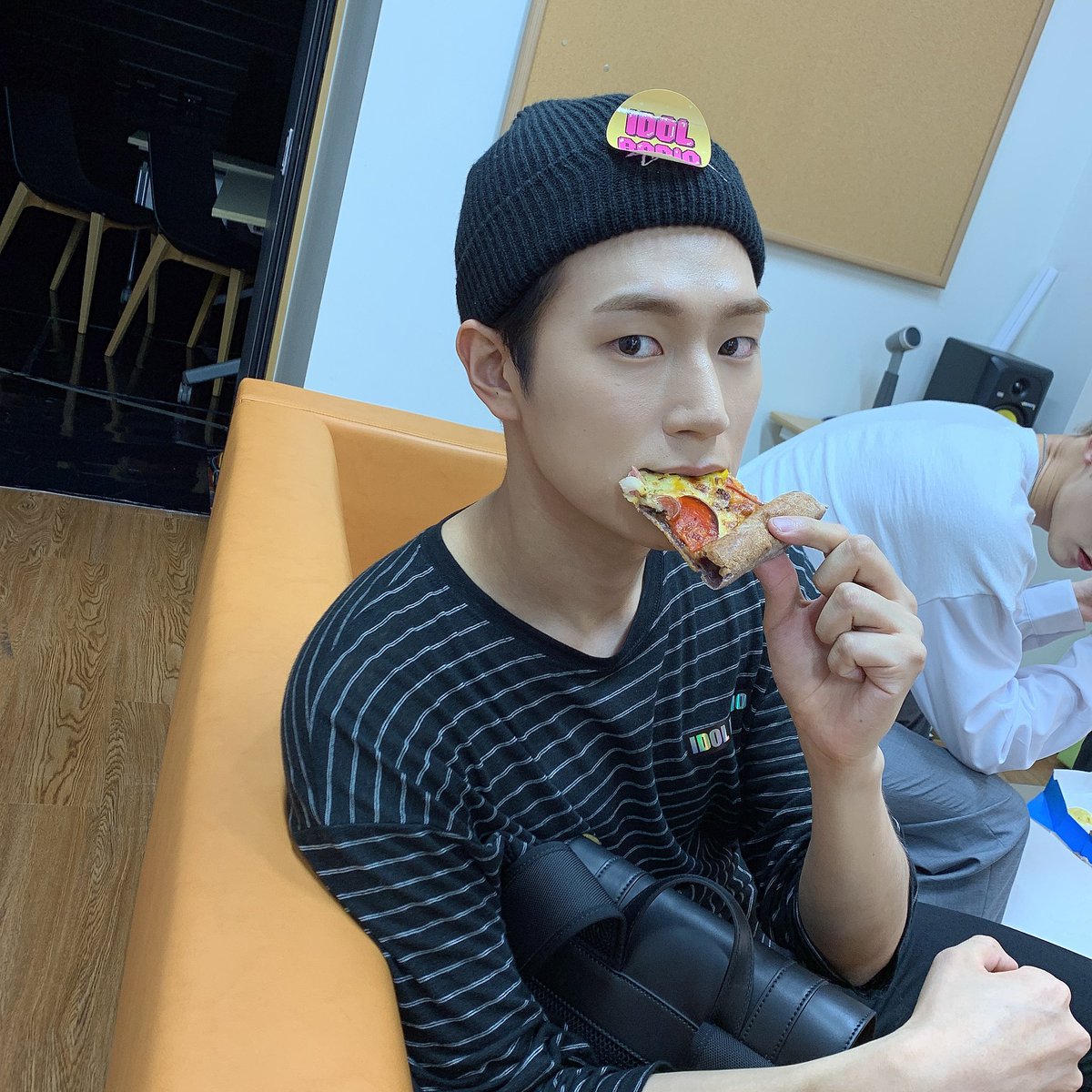healingsuam1028's tweet photo. 먹을 때 한 손 주먹 쥐는 거
혹시 저 주먹안에 귀여움 있니 떠함....?......😇 https://t.co/eF0BiwhV7Z