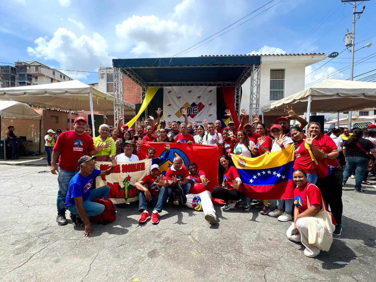 AdolfoP_Oficial's tweet photo. #10Nov Integrantes de Comunas y Consejos Comunales que hacen vida en los 9 municipios del estado Lara, se movilizaron hasta la sede del Consejo Nacional Electoral con el propósito de formalizar su inscripción en respaldo al Referéndum Consultivo que realzará el sentir venezolano y la defensa del Esequibo. @venezuelatoda_