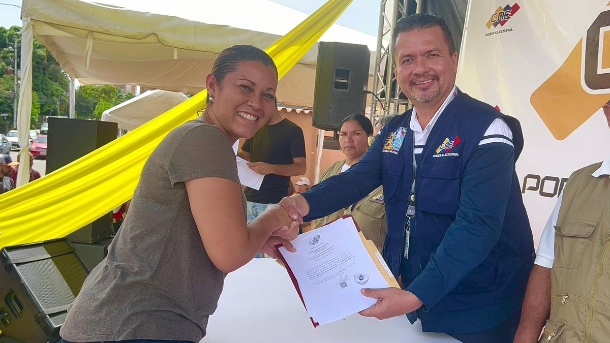 AdolfoP_Oficial's tweet photo. #10Nov Integrantes de Comunas y Consejos Comunales que hacen vida en los 9 municipios del estado Lara, se movilizaron hasta la sede del Consejo Nacional Electoral con el propósito de formalizar su inscripción en respaldo al Referéndum Consultivo que realzará el sentir venezolano y la defensa del Esequibo. @venezuelatoda_