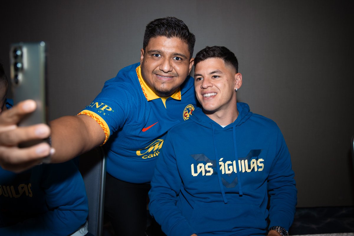 Vayas donde vayas... ¡Azulcremas siempre presentes! Ahora en la firma de autógrafos con Emilio Lara, Álvaro Fidalgo y Richard Sánchez 🦅

¡Disfruta los beneficios! 👉 bit.ly/43Ok10p