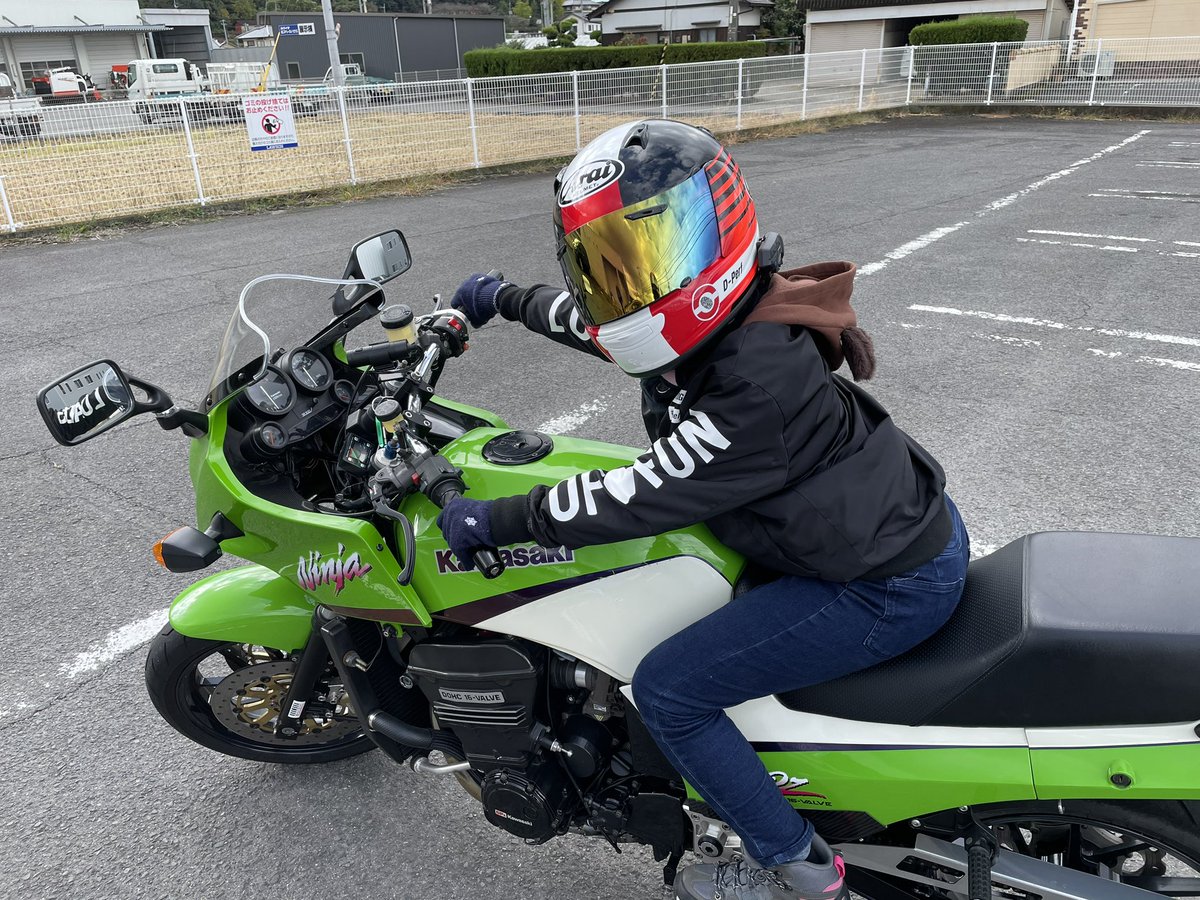 akaganepito's tweet photo. ちびっ子暴◯族と共に(^^)

#gpz900r https://t.co/UQeOmDtVdb