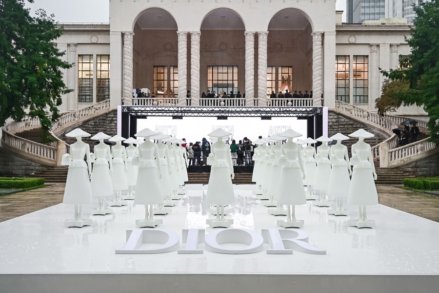 ShLetsMeet's tweet photo. #ART021 Contemporary Art Fair🎨is in full swing at Shanghai Exhibition Center, attracting a record-high number of exhibitors.
Featuring 150 outstanding galleries🖼️from home and abroad, with 27 making their debuts, the fair showcases a diverse range of some 10,000 contemporary artworks.
🗓️Through Nov 12
📍1000 Yan'an Rd M.
#ArtisticVibes