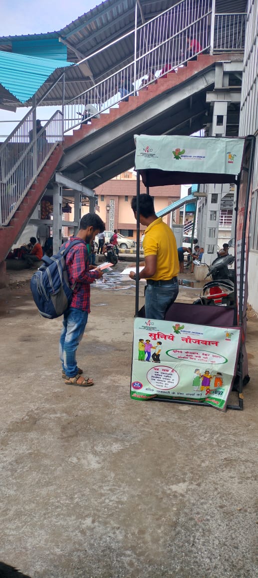 jhswabhiman's tweet photo. Transit Migrants being made aware on #HIV at Ranchi Railway Station today by our PORW @SANJAYT84409412 and @abhay_ranjan21 

@NACOINDIA 
@JharkhandAids 
@HLTH_JHARKHAND 
@dr_bhakat
@DeputyD63773790 
@satyabokaro https://t.co/mVoihGtNQN