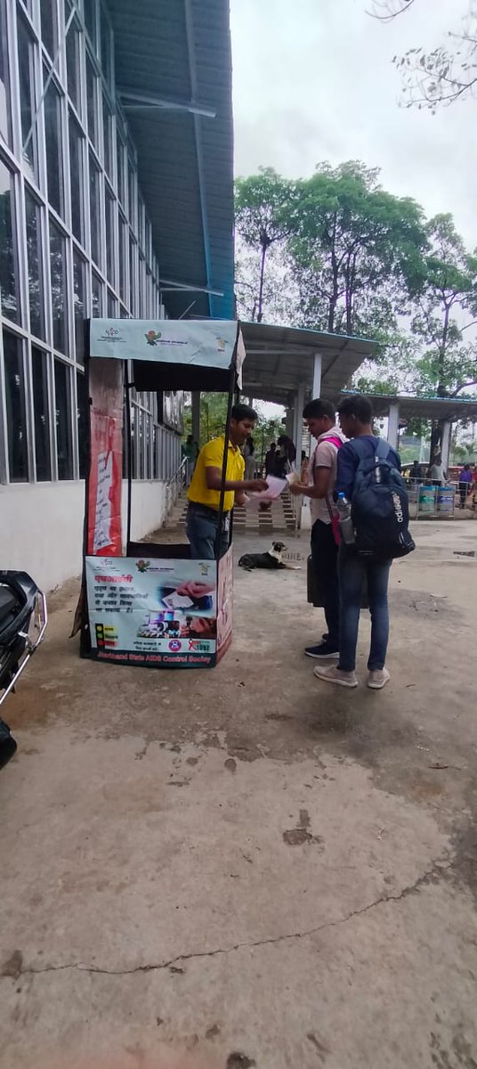 jhswabhiman's tweet photo. Transit Migrants being made aware on #HIV at Ranchi Railway Station today by our PORW @SANJAYT84409412 and @abhay_ranjan21 

@NACOINDIA 
@JharkhandAids 
@HLTH_JHARKHAND 
@dr_bhakat
@DeputyD63773790 
@satyabokaro https://t.co/mVoihGtNQN
