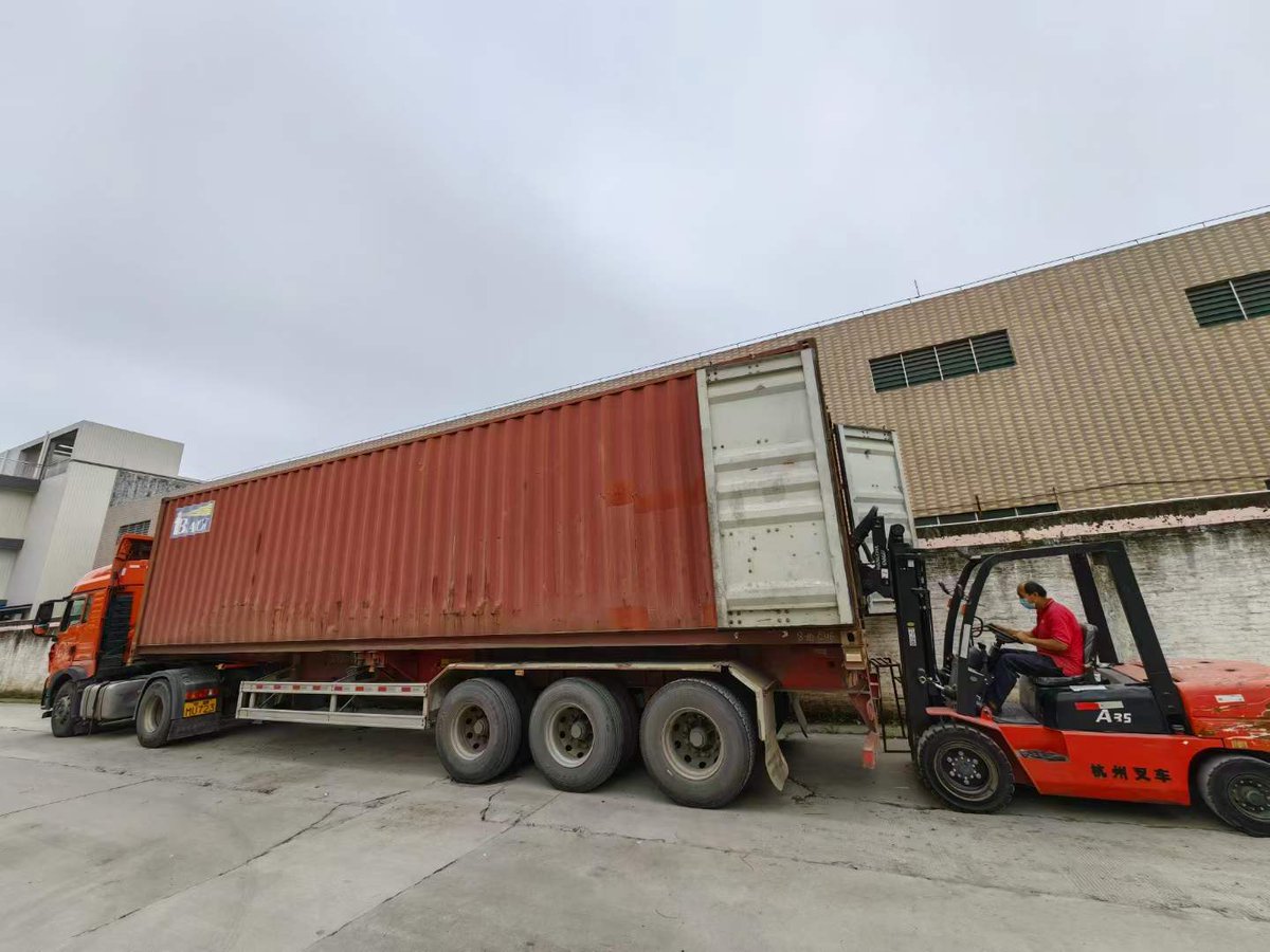 HomevipoTech's tweet image. Today, our WPC composite products are being loaded for shipment. We extend our heartfelt gratitude to our valued Malaysian client for their trust. Here's to a lasting partnership! 🌏🤝 #wpcdecking #WoodPlastic #compositedecking #wallpanel #woodtech