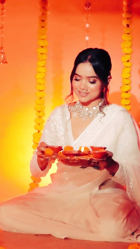 Diwali vibes with #ManishaRani🔥💞
She looks so beautiful 👌👌🎉🎉✨✨✨✨
Rate Her Outfit out of 💯??

#ManishaSquad #Dhanteras #ManishaFam #Deepawali #Elvisha  #happydhanteras #Abhisha #Diwali