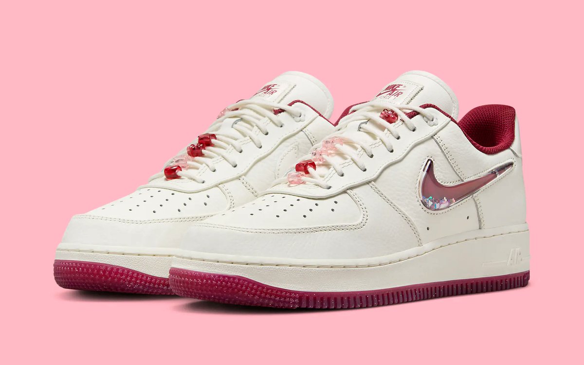 fullress's tweet photo. ナイキ エア フォース 1 ロー “バレンタイン” (NIKE AIR FORCE 1 LOW “2024 Valentine")が、2024年 2月発売予定！
> TPUのスウッシュには花びら舞うギミックが施されている

https://t.co/XLFz1ZPbGA https://t.co/YpZ5ePm3Sv