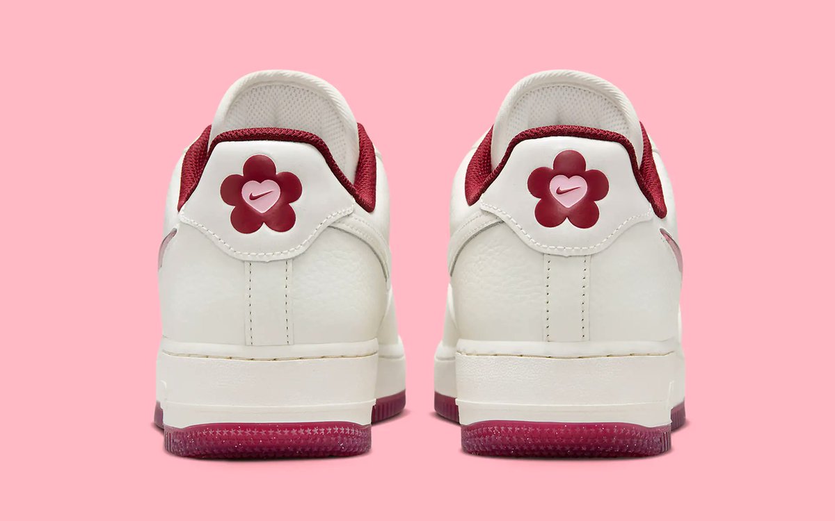 fullress's tweet photo. ナイキ エア フォース 1 ロー “バレンタイン” (NIKE AIR FORCE 1 LOW “2024 Valentine")が、2024年 2月発売予定！
> TPUのスウッシュには花びら舞うギミックが施されている

https://t.co/XLFz1ZPbGA https://t.co/YpZ5ePm3Sv