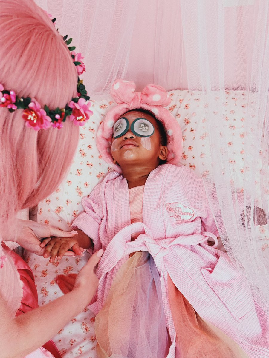 YaBoyRoshi's tweet image. Since our daughters work so hard to make us happy everyday we treated them to a little spa session so they could unwind 😂