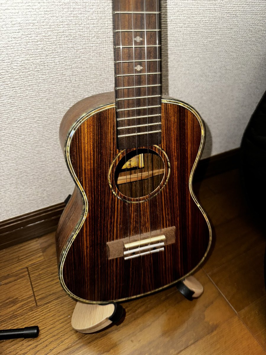 cafechudoku's tweet photo. ＃おはようございます 

今年もやって来ました✨🎸✨
＃ベースの日 ＃ベースの日2023 
１階にいる #GuildSTARFIRE ２階の #Hofner
Hofnerは中古だけど保証書に書かれていた名前で @lefty_taniguchi さんに出会えたんだよね。

最近はあまり弾いてない  ＃ウクレレの日 も✨

#レフティ全員繋がろうぜ https://t.co/ImYTQzJmCb