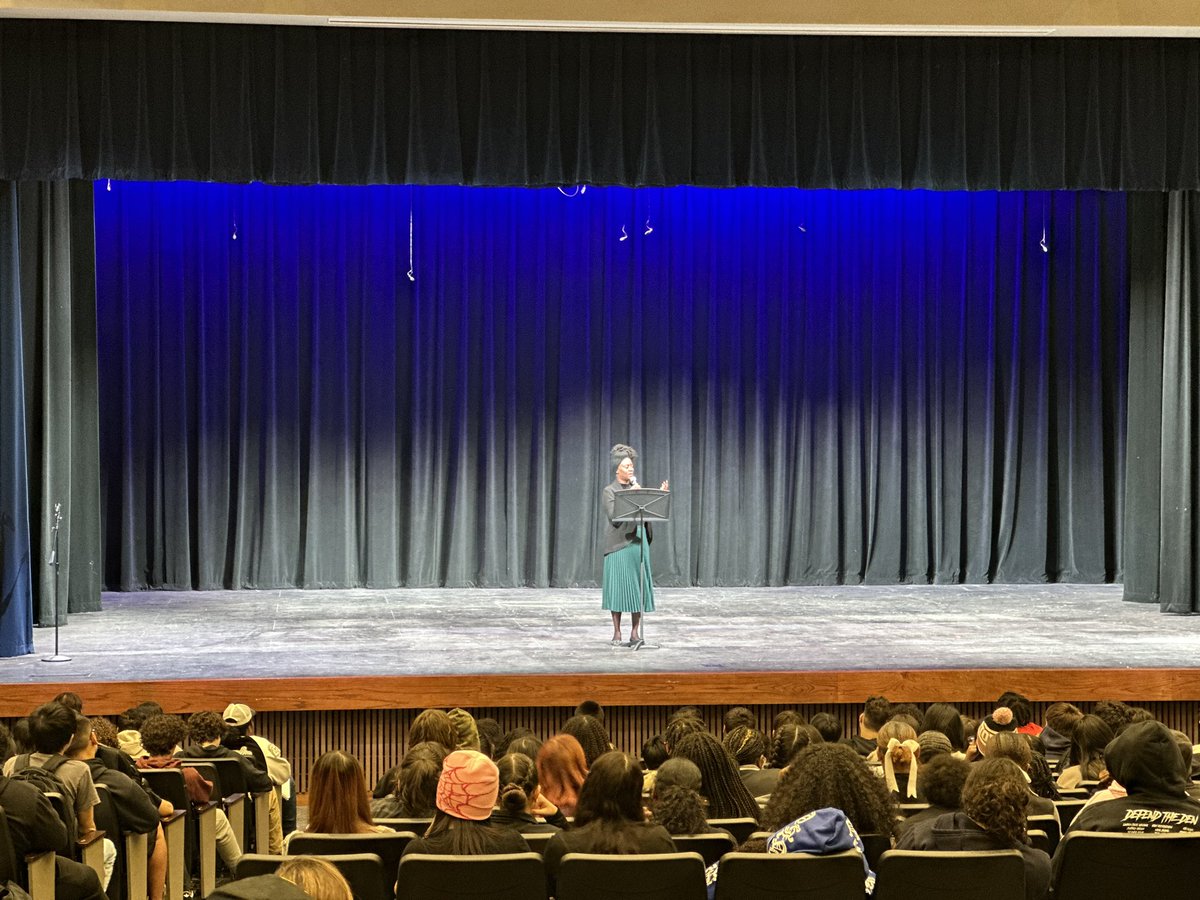 RandlePals's tweet photo. We had a great Veterans Day program. Thank you to the @RandleRoyals, Randle Band, Randle Choir, @TX20103 , Randle Orchestra, & @trhspva for your amazing performances & help. Also thank you to our speaker Tanisha Henry for her speech. Also love to our newly enlisted seniors!๐ https://t.co/5S8BjFxgx4